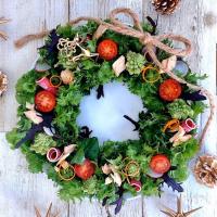 食卓の上のクリスマスリース♪