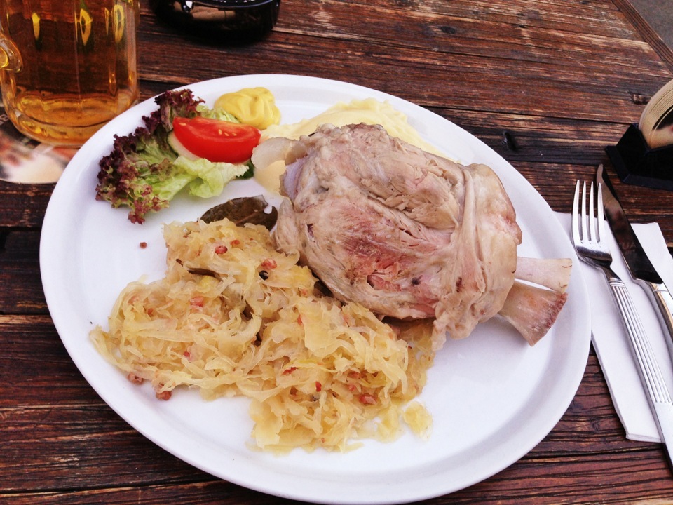 アイスバインのレシピと食べ方を知ろう ドイツの伝統料理で乾杯