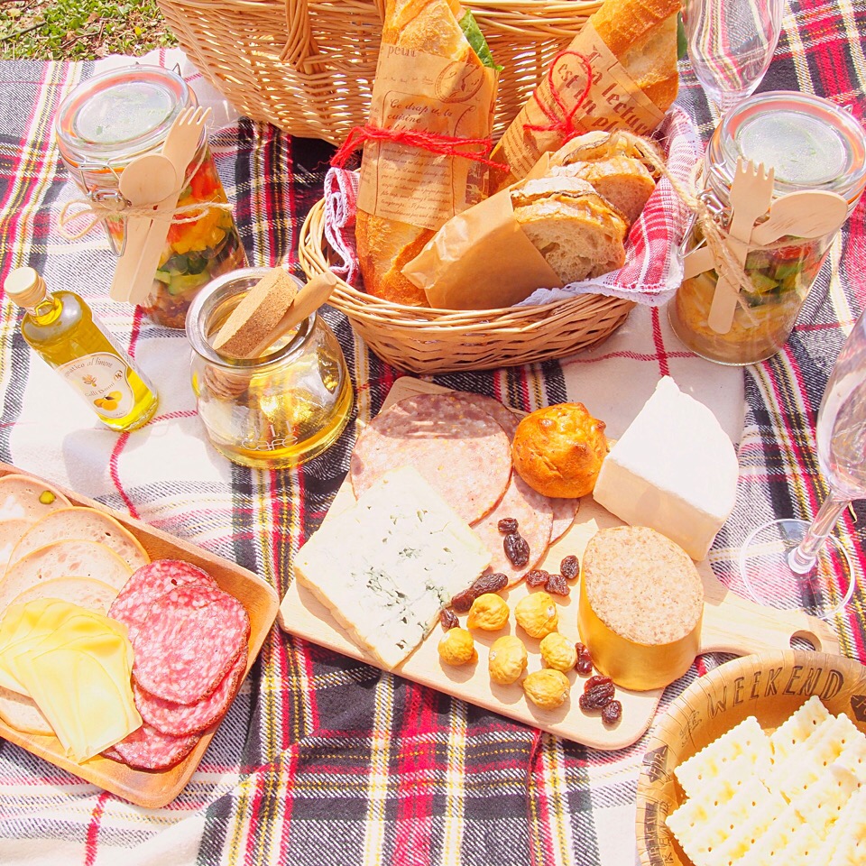 ピクニックで女子会 おしゃピク 必須のグッズやレシピを紹介 Macaroni
