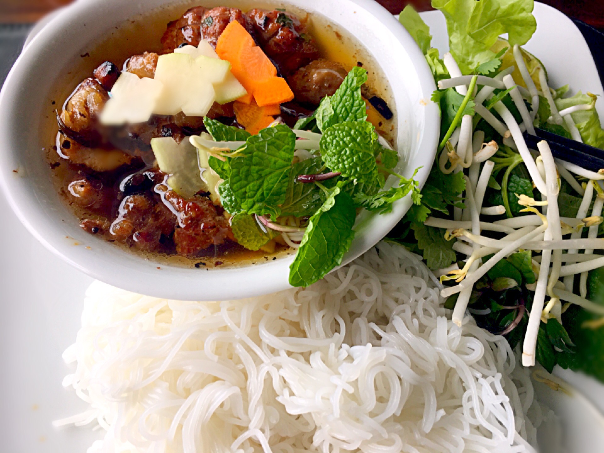 ベトナムの定番つけ麺 ブンチャーの食べ方やフォーとの違いを解説 Macaroni