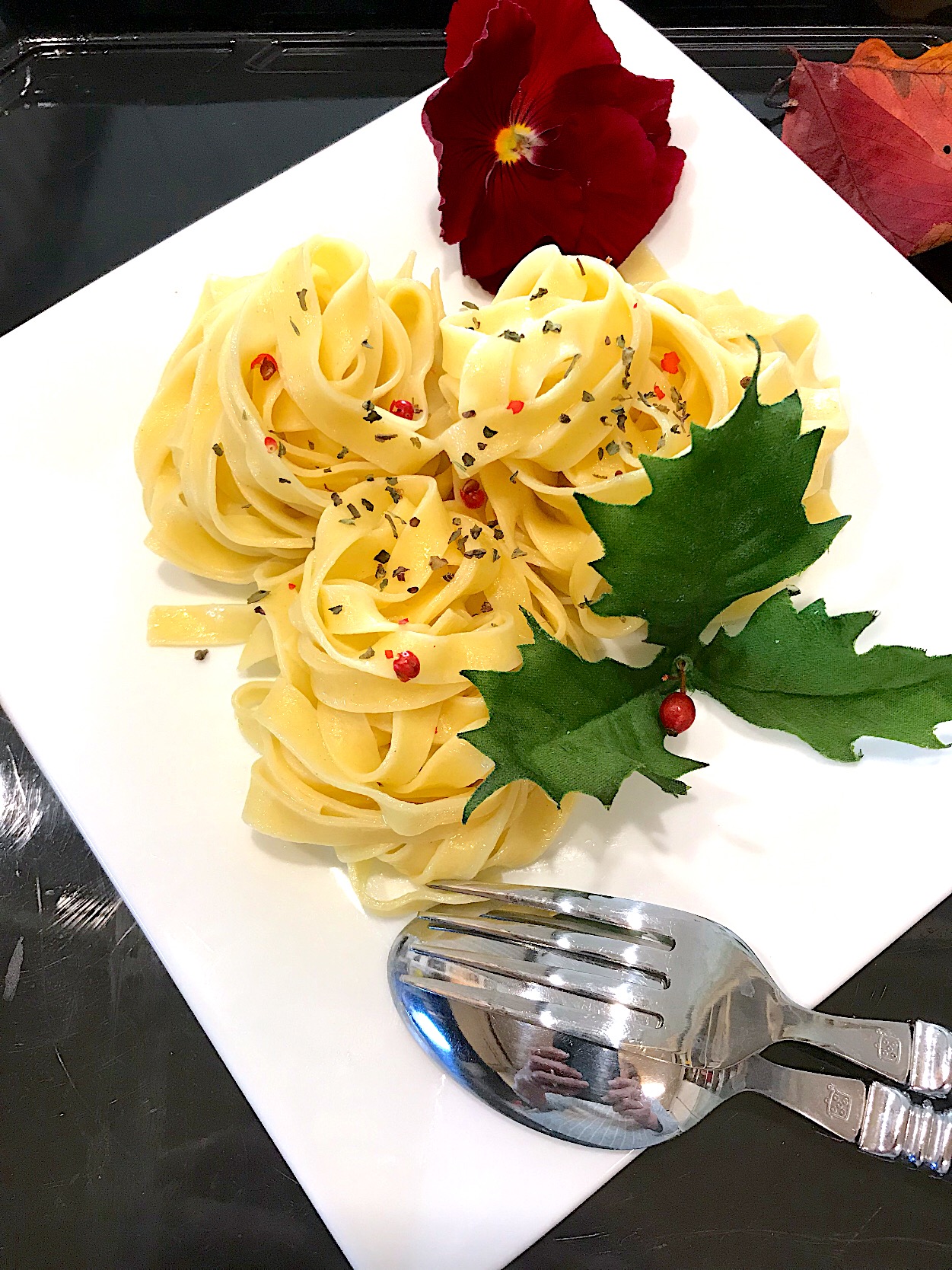 イタリアの平打ち麺 タリアテッレ とは フェットチーネとの違いも解説 Macaroni