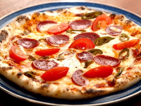 ピザの具の定番「ペパロニ」とは？サラミやチョリソーとの違いも解説