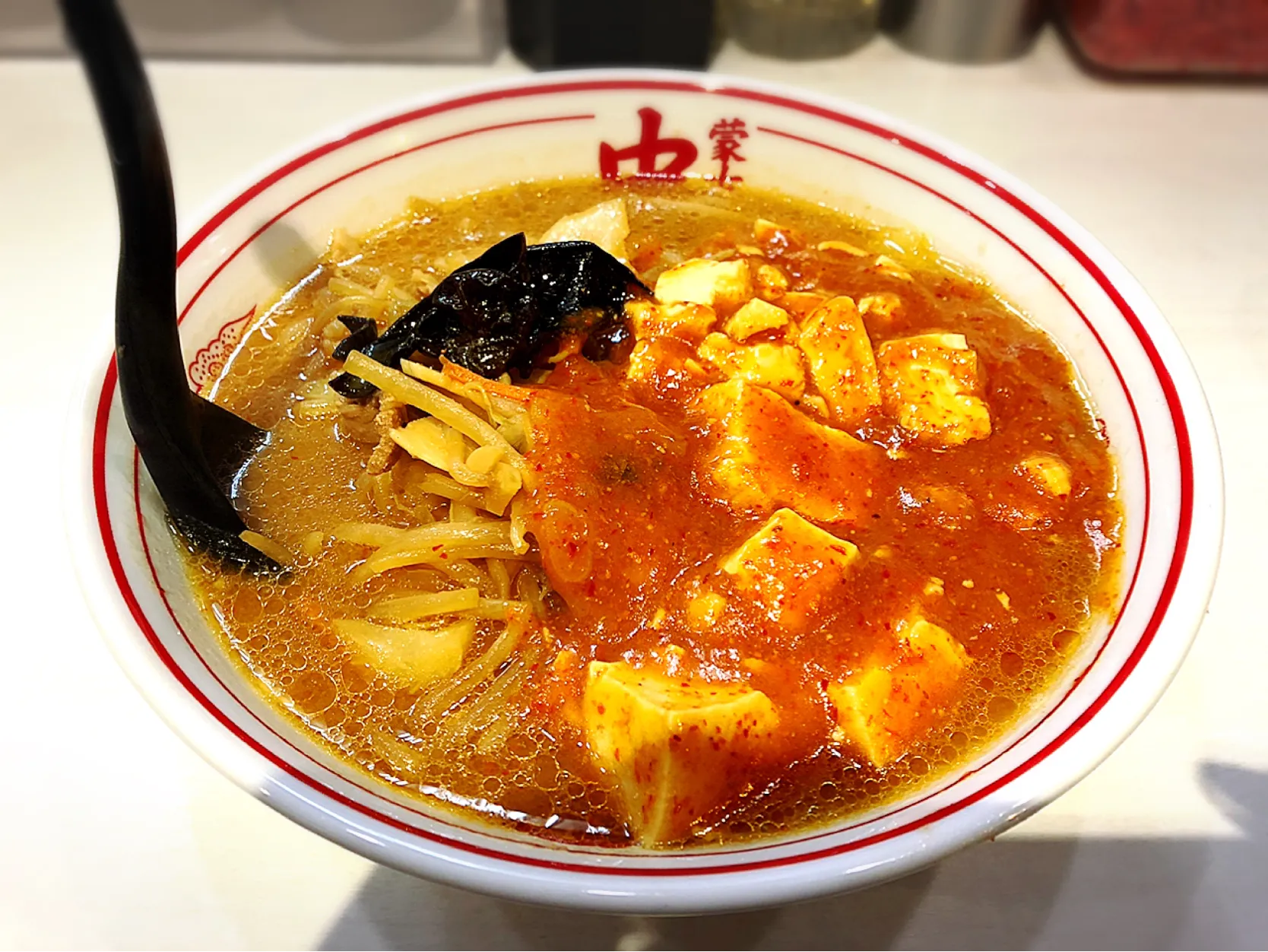 蒙古タンメン中本の店内でいただくラーメン