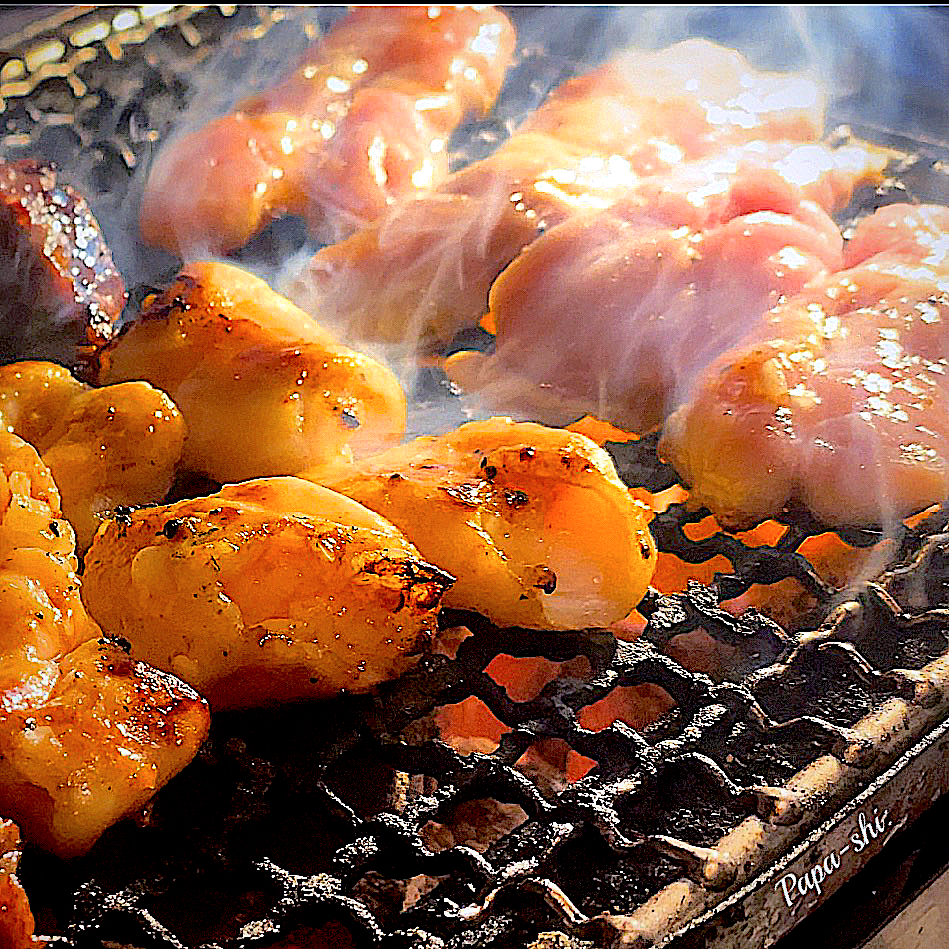 網の上でおいしそうに焼きあがったコプチャン