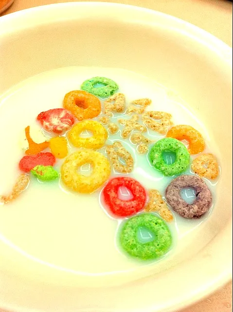 Snapdishの料理写真:lucky charms + fruit loops|MOMO♡さん