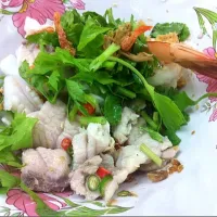 Snapdishの料理写真:ยำรวมมิตรทะเล Thai spicy seafood|BeeZeさん