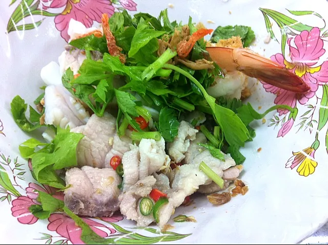 ยำรวมมิตรทะเล Thai spicy seafood|BeeZeさん