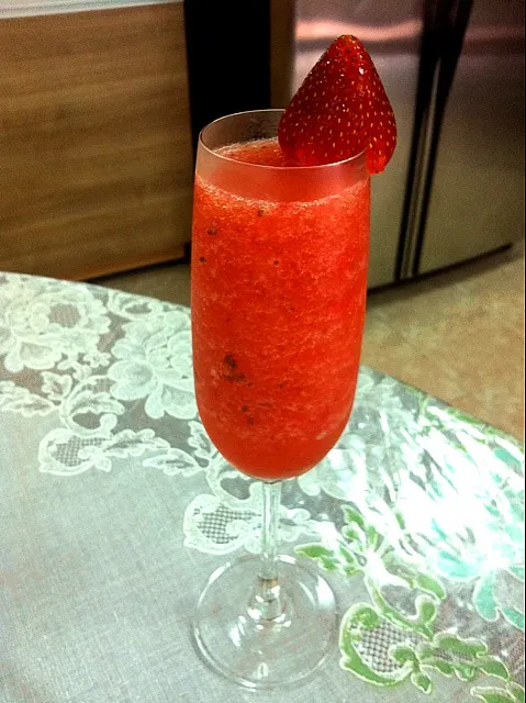 Snapdishの料理写真:frozen strawberry caipirinha|nuttyさん