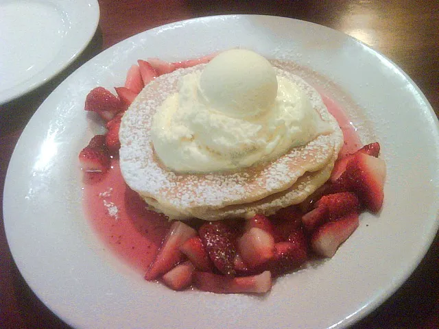 Snapdishの料理写真:strawberry pancake|laurentia rosalinaさん