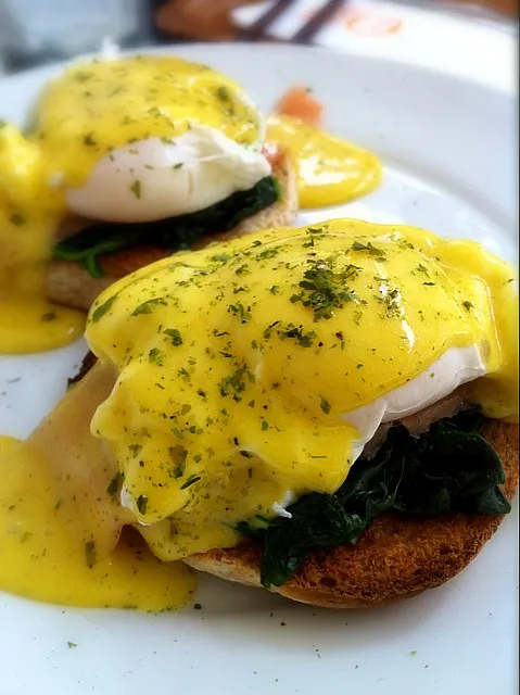 Smoked Salmon Eggs Benedict|about.me/pinku_nekoさん