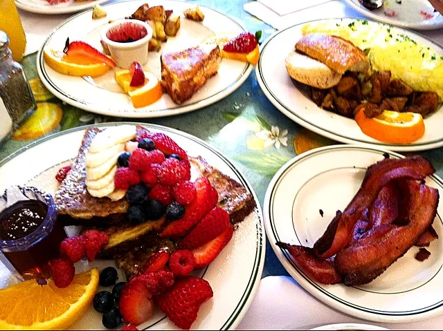 Snapdishの料理写真:French Toast Sampler, Monte Cristo|kbyeanさん