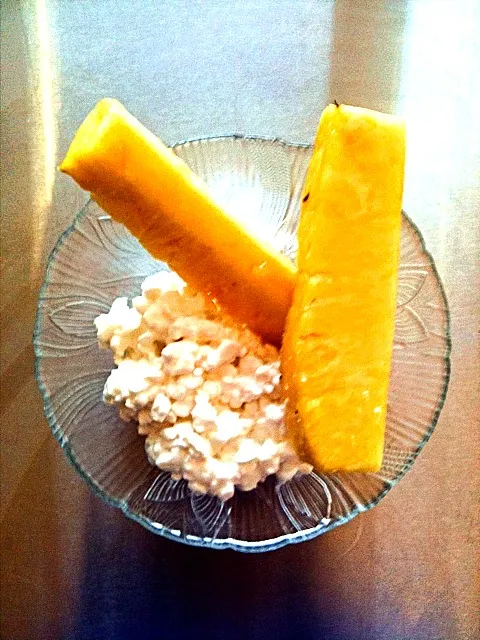 Fresh Pineapple Wedges and Cottage Cheese|Monina Baronganさん