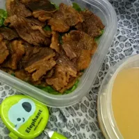 Snapdishの料理写真:焼肉丼べんとう＆持参した味噌汁|こけしきこさん