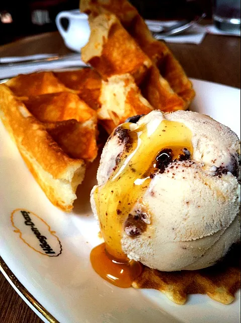 Vanilla Caramel Brownie Ice Cream with Waffle|about.me/pinku_nekoさん