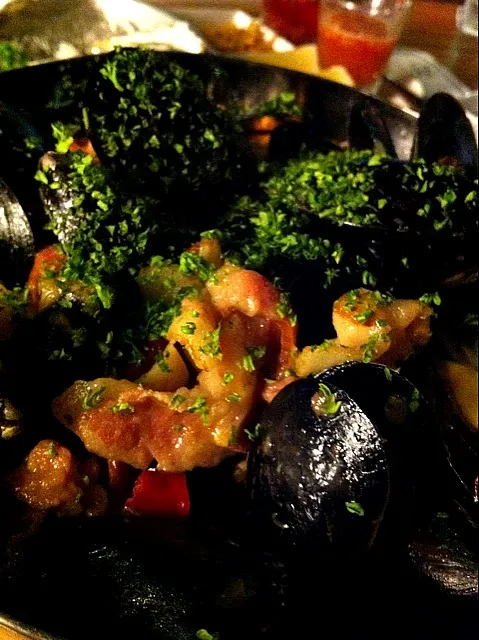 Blue Mussels with Spicy Bacon Sauce|about.me/pinku_nekoさん