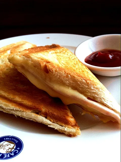 Grilled Ham and Cheese Sandwich|about.me/pinku_nekoさん