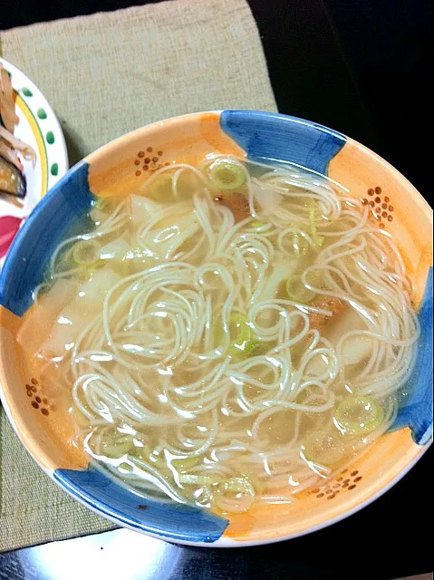 Snapdishの料理写真:6/3夕飯2 旦那作・ワンタンとそうめんのスープ|栗太さん