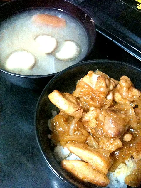 Snapdishの料理写真:鶏カレー照り焼き丼＆ナス味噌汁|こけしきこさん