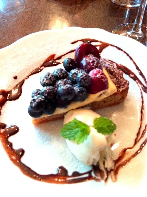 Snapdishの料理写真:blueberry and cherry tart|lauren shannonさん