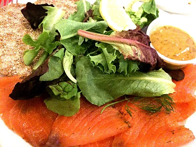 Lox with Field Greens Salad and Rye Crackers with Dill Honey Mustard Dressing|Monina Baronganさん