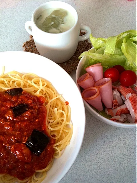 Snapdishの料理写真:茄子のミートソースパスタ、サラダ、宇治抹茶ラテ|きょうこさん