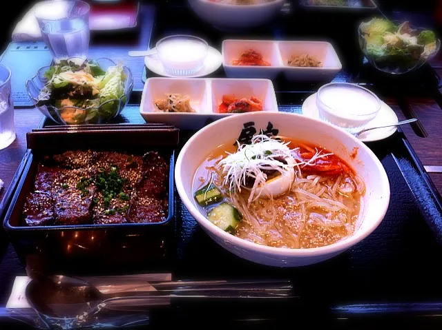 Snapdishの料理写真:冷麺+カルビ重|shingoさん