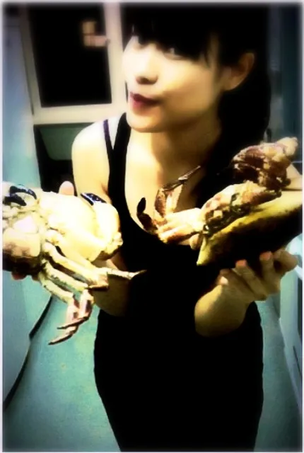 2 live giant crabs|tipfytipさん