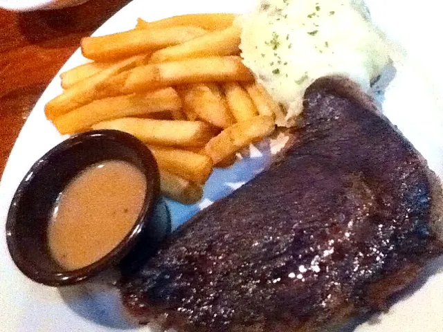 outback steak with aussie chips and mashed patatoes|myleneさん