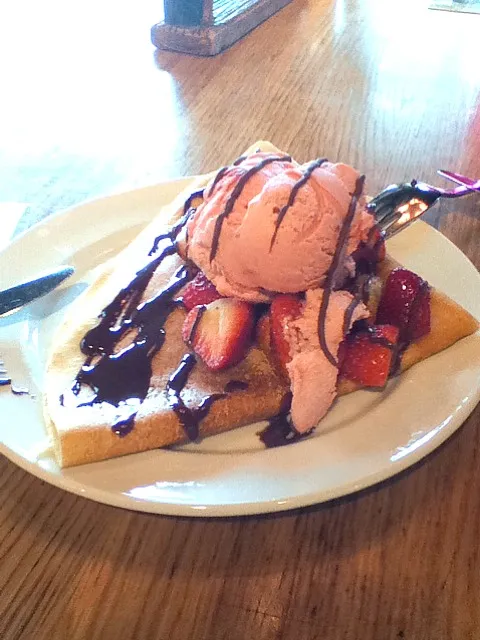 mache strawberry, cream cheese crepe topped with strawberry icecream and chocolate sauce|myleneさん