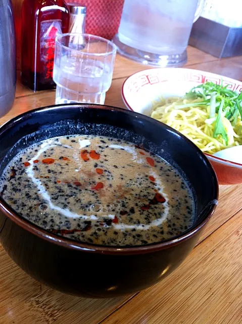 玄武 魚介だしと自家製辣油の黒胡麻つけ担々麺|たくとさん