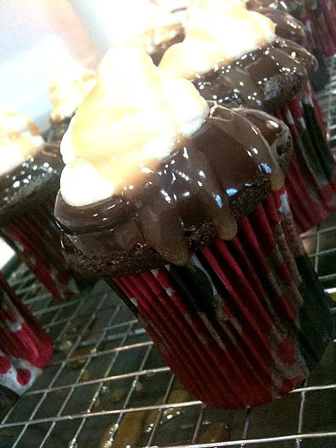 salted caramel chocolate cupcakes|Monina Baronganさん