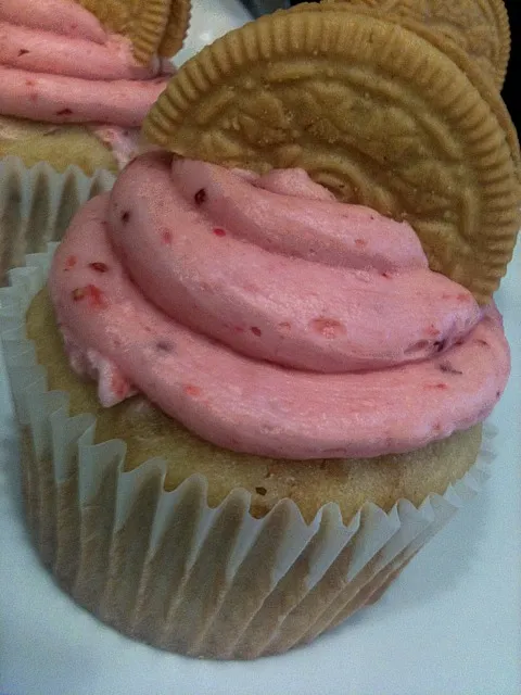 golden oreo cupcake with strawberry buttercream|Monina Baronganさん