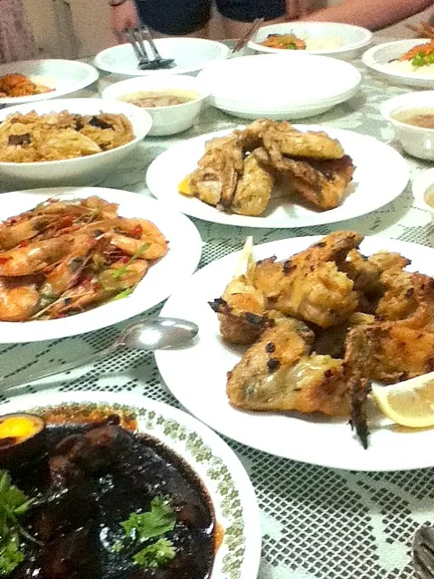 home cooked wings, prawns, veg n pork|myleneさん