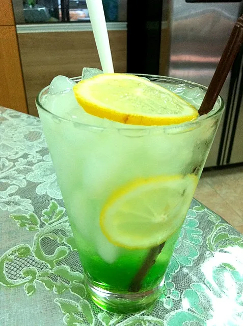 apple martini with lemon twist|nuttyさん