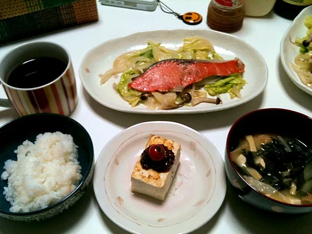 蒸し野菜とバターサーモンと豆腐の肉味噌和え|田村さん