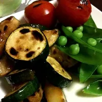 焼いたズッキーニとミニトマトのレモン醤油マリネ、茹でスナップエンドウ|soyoさん