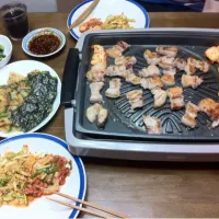 Snapdishの料理写真:サムギョプサル、もやし&豆もやし&韓国産パプリカ、ほうれん草のナムル、ミニ白菜のコチュ和え、チヂミと白菜のキムチby韓国広場|Yuki Nakamuraさん