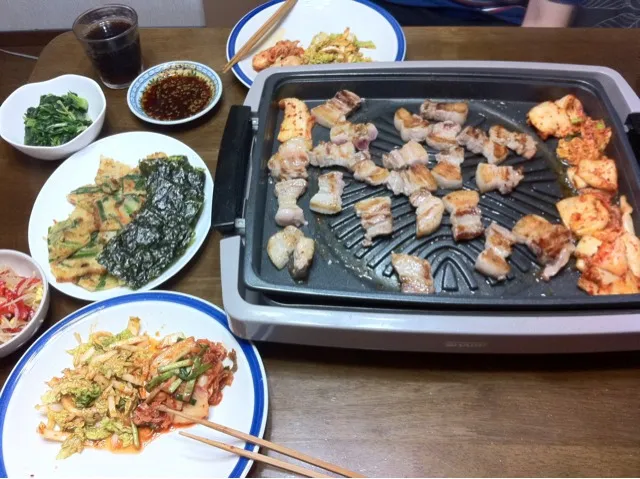 Snapdishの料理写真:サムギョプサル、もやし&豆もやし&韓国産パプリカ、ほうれん草のナムル、ミニ白菜のコチュ和え、チヂミと白菜のキムチby韓国広場|Yuki Nakamuraさん