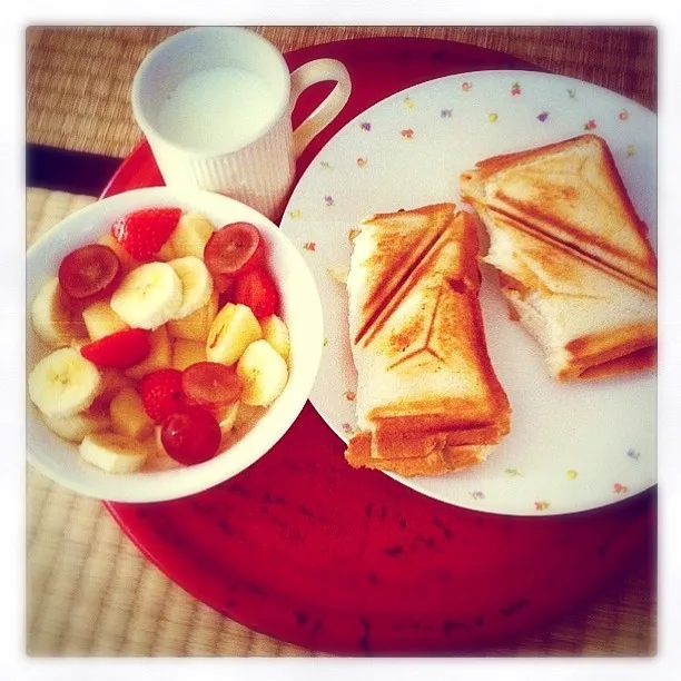 potato curry sandwich, honey ginger milk, and fruits|rashi guptaさん