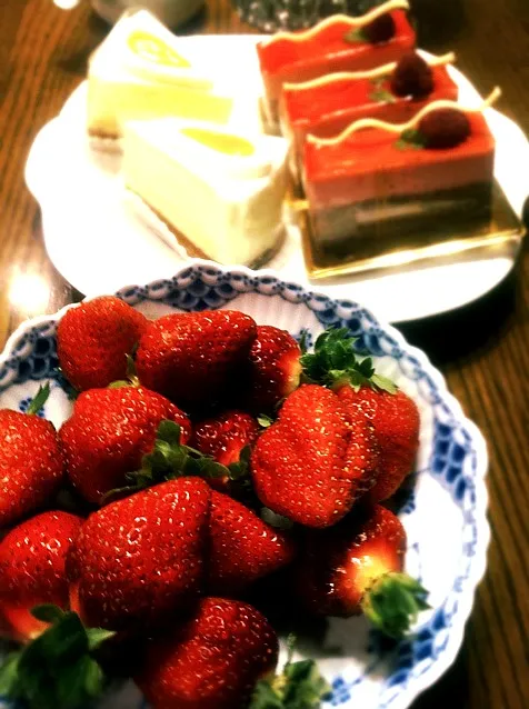 strawberries and cake|rashi guptaさん