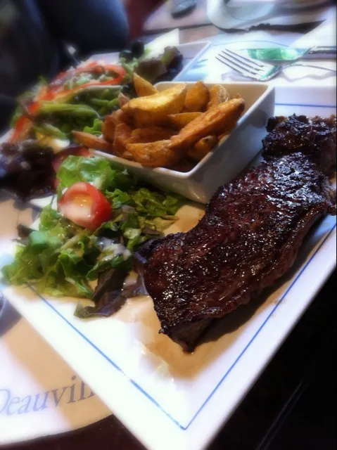 Snapdishの料理写真:Steak with salad n potatos|Jillianさん