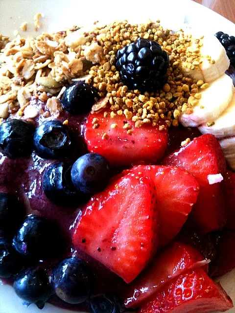 Acai Bowl with Fresh Fruits, Granola & Fresh Fruit|Monina Baronganさん