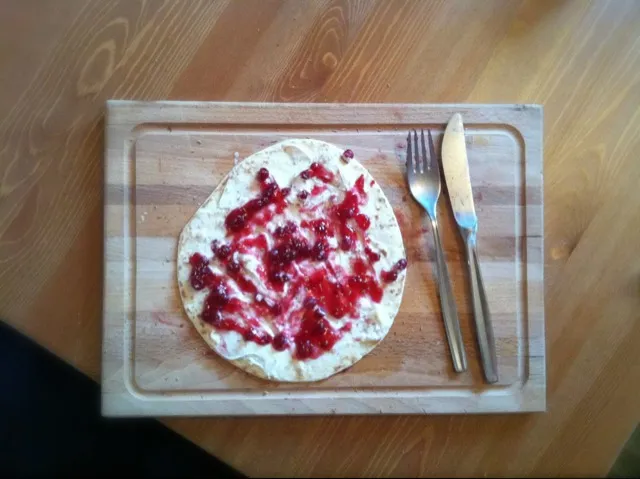 Ziegenkäse Flammkuchen mit Preiselbeeren und Rosmarin|Madlenさん