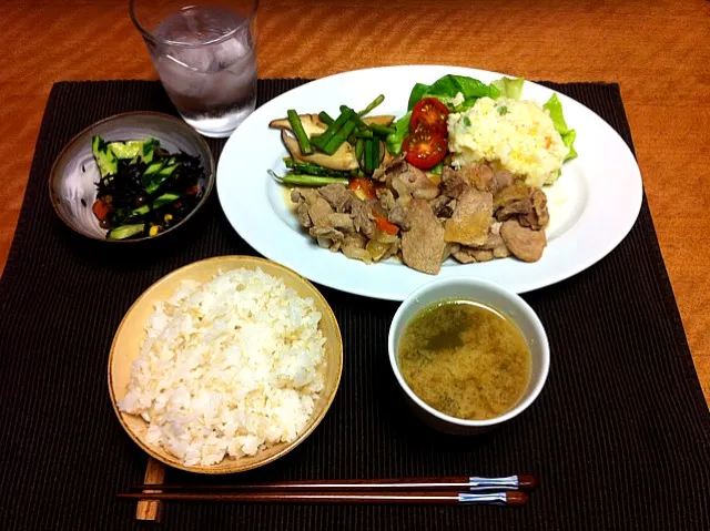 pork ginger, potato salad, asparagus and eryngii sautee with butter and soysauce, hijiki salad, miso soup and rice|Sakikoさん