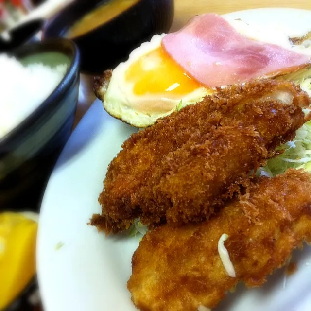 とんかつ、アジフライ、ハムエッグの下にはジャンボシウマイとポテサラ。もちろんゴハンに味噌汁・お新香もついて600円‼ 裏道とは言え、銀座っ‼ 一番好きなお店♪|tsukuda_hoppyさん