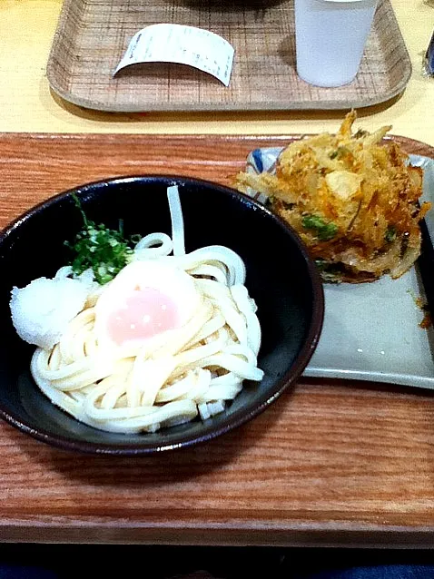 Snapdishの料理写真:温玉ぶっかけうどんとかき揚げ|pochiwankojpさん