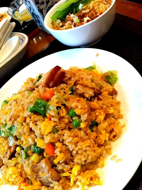 Snapdishの料理写真:豚バラ肉チャーハン＋小ラーメン|Kazuki Shimadaさん