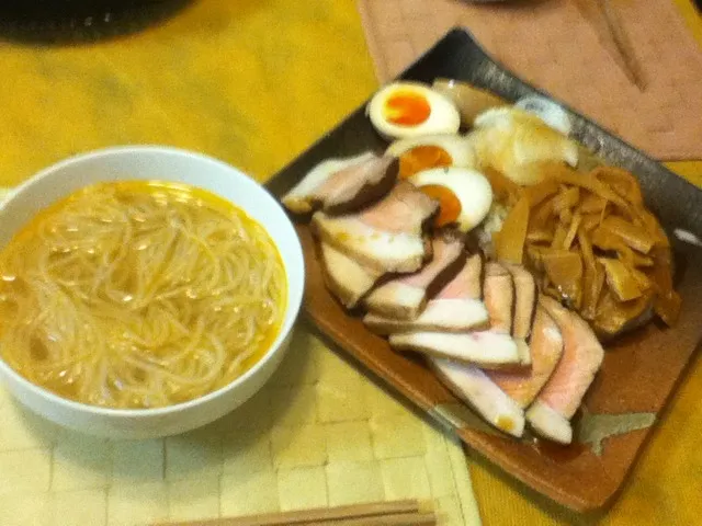 Snapdishの料理写真:鴨スープラーメンふう＋自家製煮豚と煮卵|ZZZoouuさん