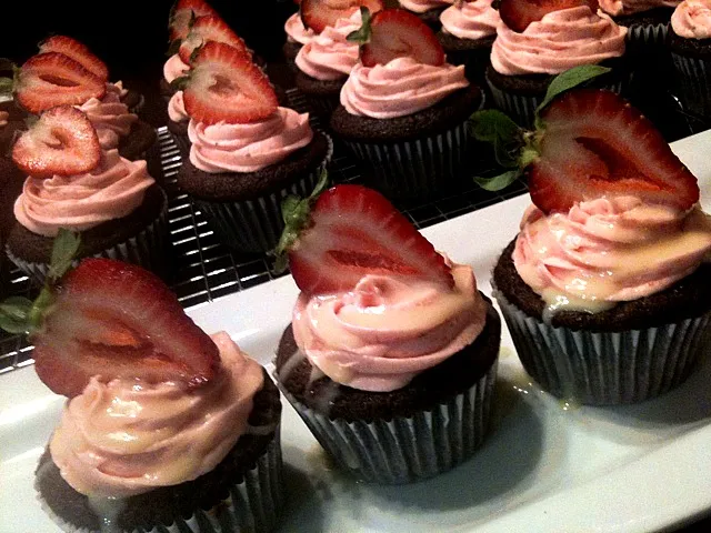 Chocolate Cupcakes with Fresh Strawberry Buttercream, Condensed Milk and Fresh Strawberry Garnish|Monina Baronganさん