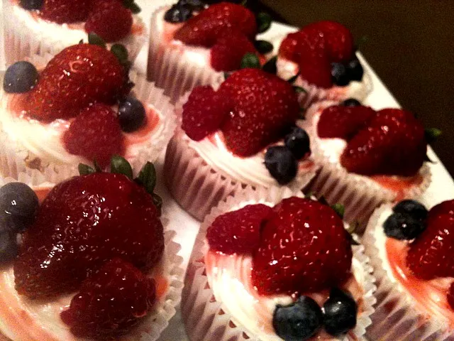 berries cupcake with vanilla bean creamcheese buttercream frosting|Monina Baronganさん